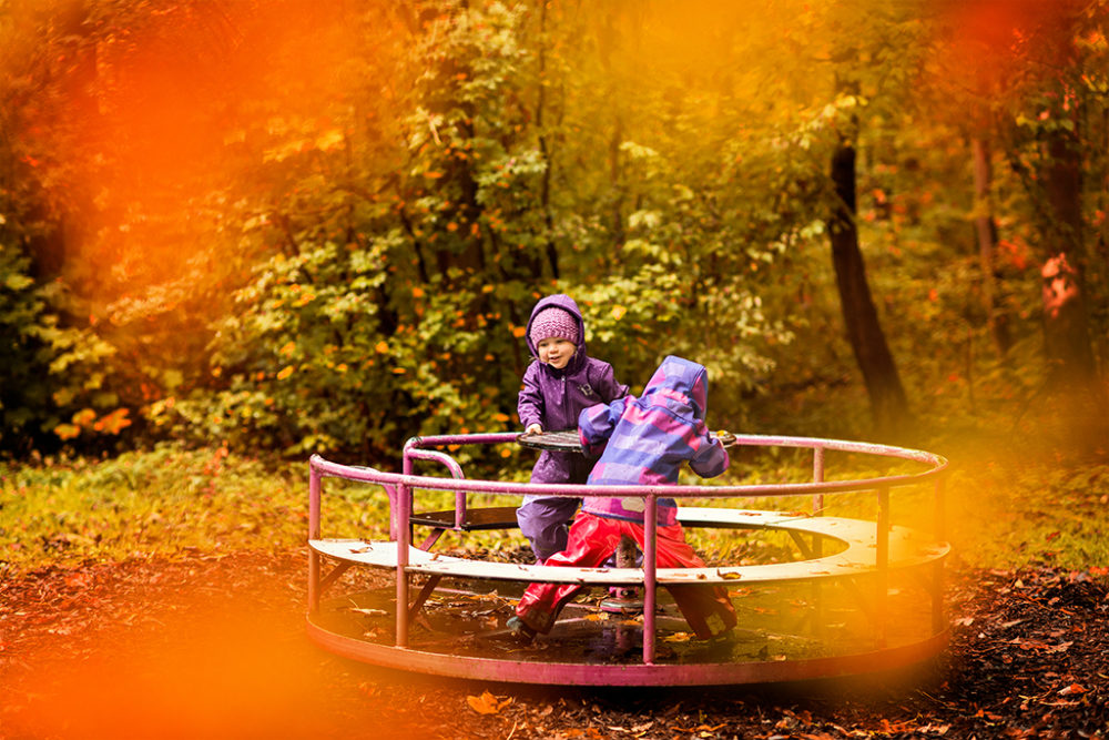 Herbst - Kinder spielen auf Karussell
